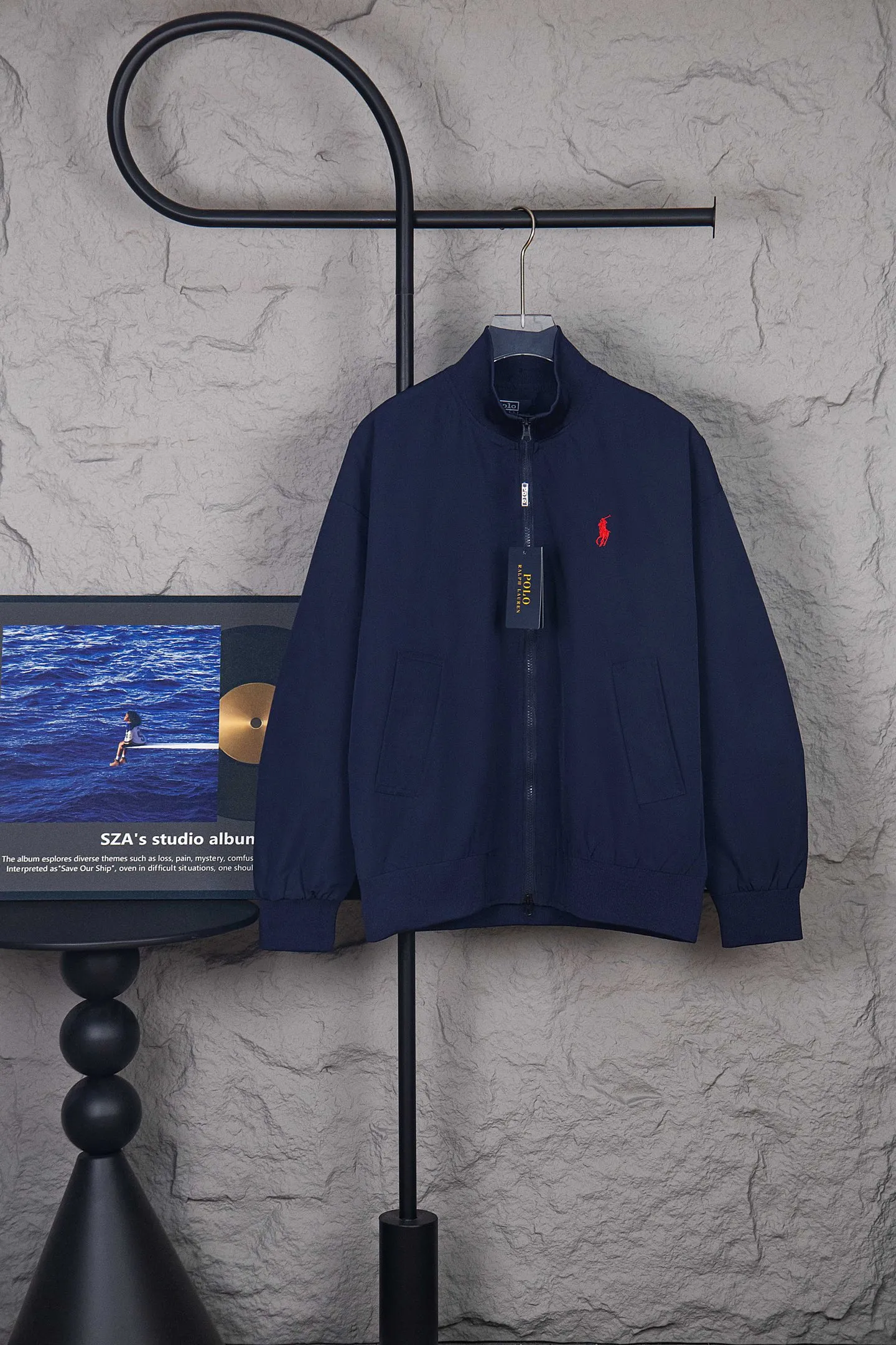 P350 Ralh Lauren men's old money style veteran stand collar workwear Harrington jacket. Ralh Lauren has gone crazy this year. The upper body of major Internet celebrities. The fabric has a double-layer shin feel and is full of weight! It's not as heavy as a regular jacket, and the ordinary cotton material feels really different. This one is super comfortable, soft and stylish, and has a green plaid interior that has a retro movie fashion feel! The fit is loose but not baggy. The size is just right and not too picky. The dropped shoulder design modifies the shoulder shape without making it look bulky. This silhouette is a style that will never go out of style after being worn for a long time. The upper body is also very durable and recognizable. The loose and reasonable fit can be worn by both men and women, making it easy to create a clean and refreshing youthful look. The embroidery on the chest is all German Oman embroidery fiber with original data. The embroidery process is very particular. It uses Japanese Tajima machines to ensure the embroidery is exquisite and three-dimensional. That is what I said is different from the ones on the market. Regarding the workmanship, the version is a loose version and can be used by boys and girls!! Color: black, navy, size: S-XL